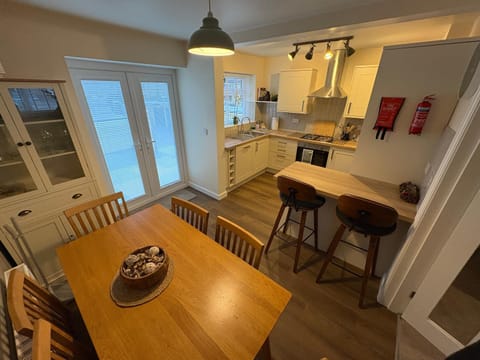 Kitchen or kitchenette, Seating area, Dining area, stove