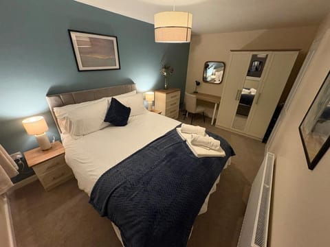 Bed, Photo of the whole room, Bedroom, towels