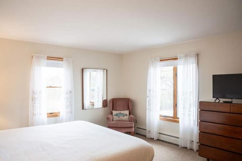 Lake Orchard View- 8 BR with Lake Access and Fire Pit House in Seneca Lake