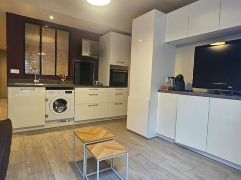 Kitchen or kitchenette, oven, washing machine
