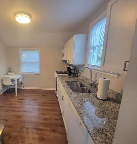 Crestwood Gem House in Crestwood