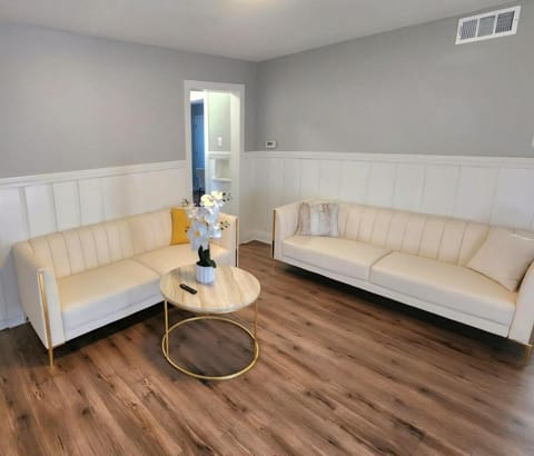 Crestwood Gem House in Crestwood