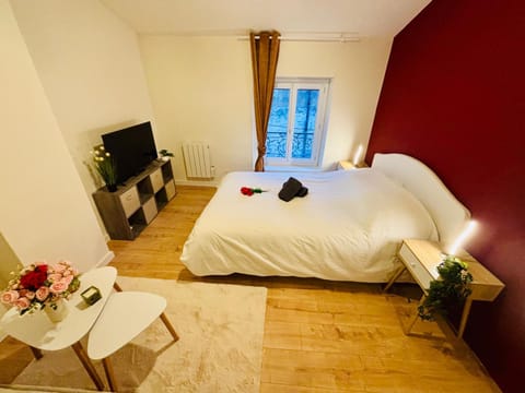 Bed, TV and multimedia, Photo of the whole room, Bedroom