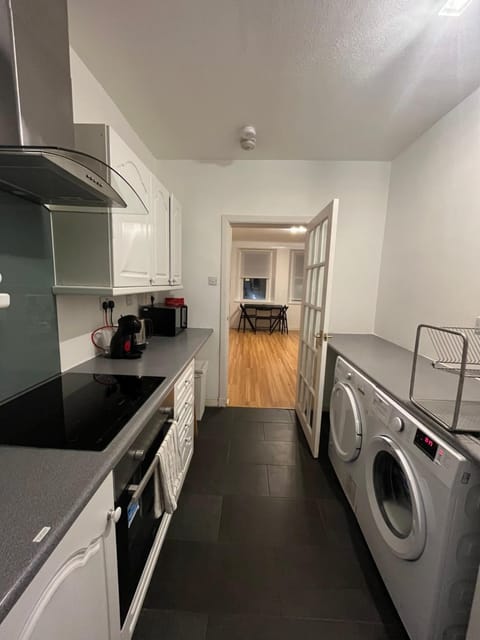 Kitchen or kitchenette, oven, pet friendly, stove, toaster, washing machine