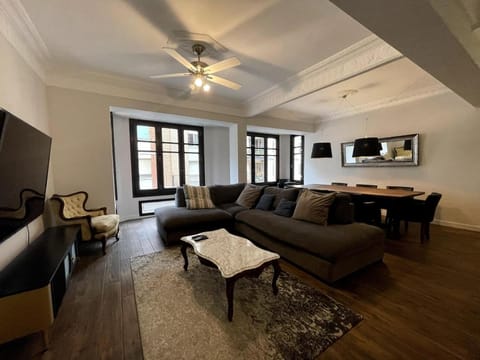 TV and multimedia, Living room, Seating area, Dining area