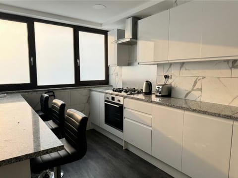 Coffee/tea facilities, Kitchen or kitchenette, Seating area, stove, toaster