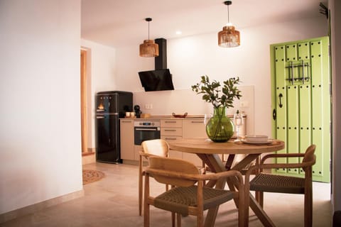 Kitchen or kitchenette, Living room, Seating area, Dining area