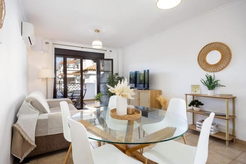 TV and multimedia, Living room, Seating area, Dining area