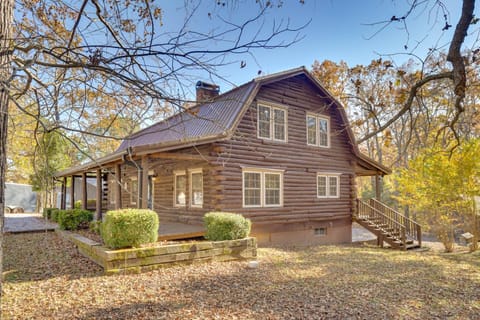 Kentucky Lake Access! Family Log Cabin with Deck Cabin in Lake Barkley