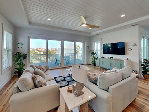 Day, TV and multimedia, View (from property/room), Balcony/Terrace, Living room, Seating area, Sea view, furniture