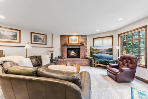 Gore Creek Escape Hot Tub Mountain Creek Views House in Vail