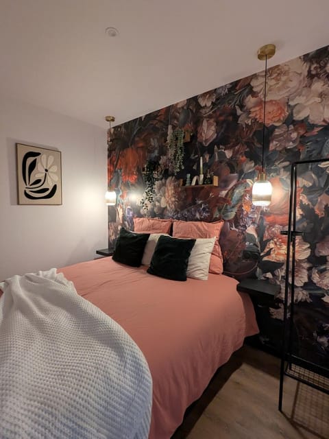 Bed, Photo of the whole room, Decorative detail, Bedroom