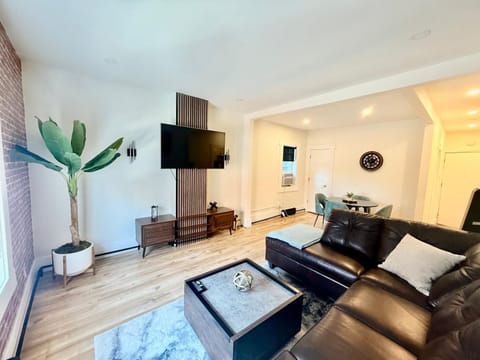 Communal lounge/ TV room, TV and multimedia, Living room, Seating area, Evening entertainment