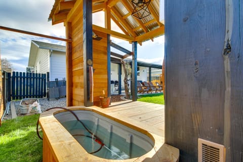 12 Mi to Bozeman Pet-Friendly Gem with Sauna and Yard House in Belgrade
