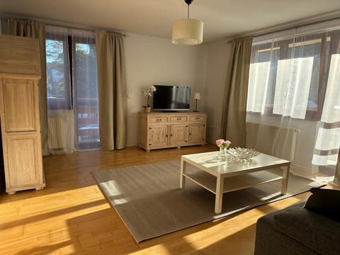 Communal lounge/ TV room, TV and multimedia, Living room, Seating area, Evening entertainment