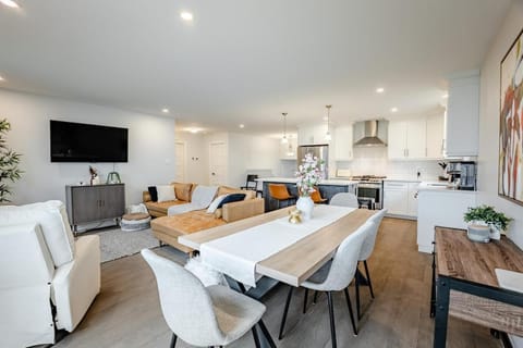 TV and multimedia, Kitchen or kitchenette, Seating area, Dining area