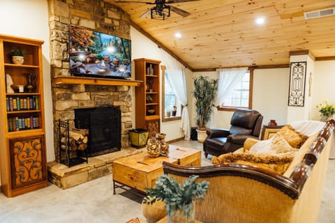 Communal lounge/ TV room, Library, TV and multimedia, Living room, Seating area, fireplace
