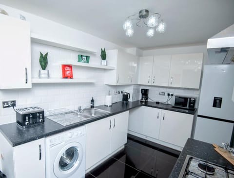 PG stays Spacious Entire 4 Bed house with Garden House in England