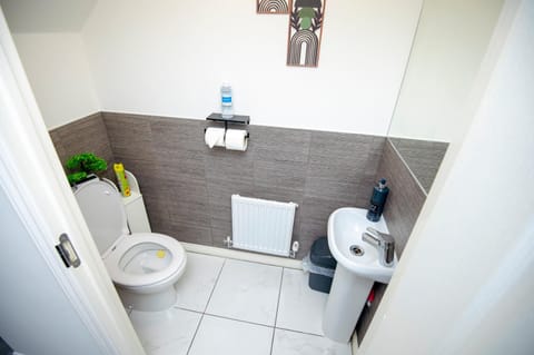 PG stays Spacious Entire 4 Bed house with Garden House in England