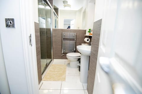 PG stays Spacious Entire 4 Bed house with Garden House in England