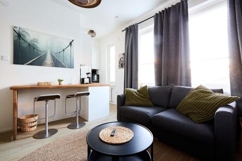 Coffee/tea facilities, Kitchen or kitchenette, Living room, Seating area, Dining area