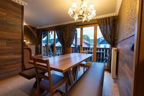 Living room, Seating area, Dining area, Mountain view