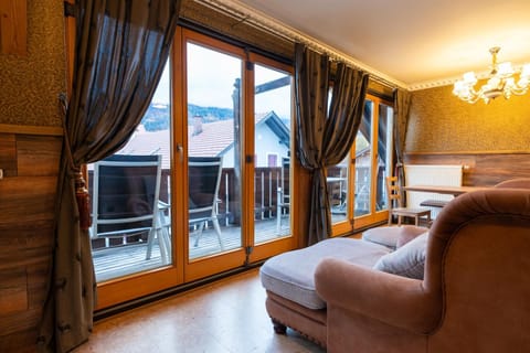 Communal lounge/ TV room, Natural landscape, TV and multimedia, Living room, Seating area, Mountain view