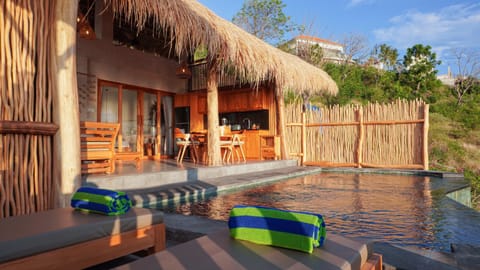 Property building, Natural landscape, Balcony/Terrace, Swimming pool, sunbed