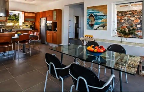 Kitchen or kitchenette, Living room, Food and drinks, Seating area, Dining area, Food, minibar, oven