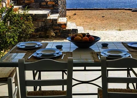 Patio, Day, Natural landscape, Food and drinks, Seating area, Dining area, Food, Sea view