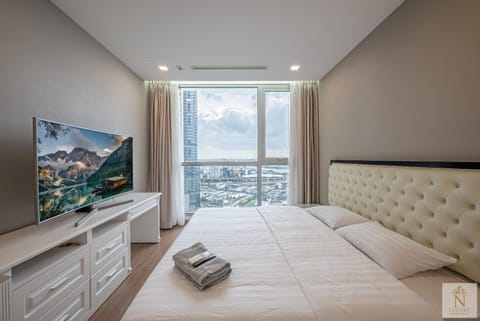 Bed, TV and multimedia, Bedroom, towels