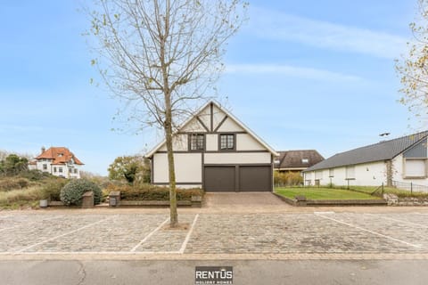 Property building, Day, Neighbourhood, Garden, Garden view
