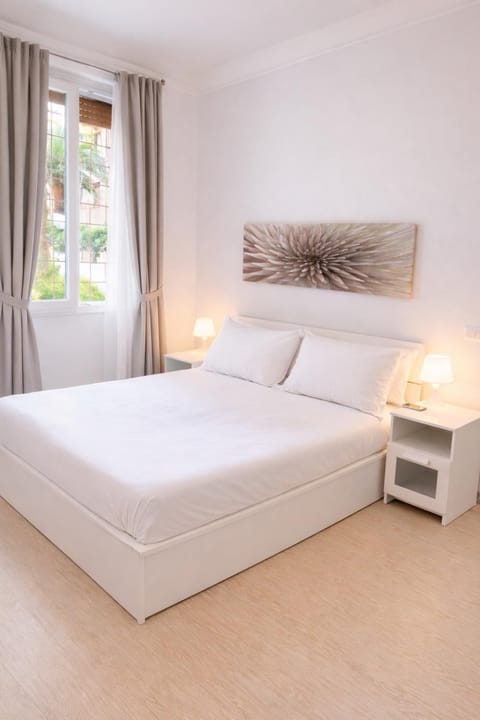 Bed, TV and multimedia, Photo of the whole room, Bedroom, Inner courtyard view, internet, safe, towels, air conditioner, air conditioner