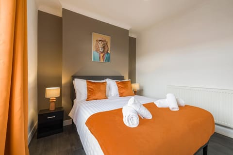 Bed, Photo of the whole room, Bedroom, towels