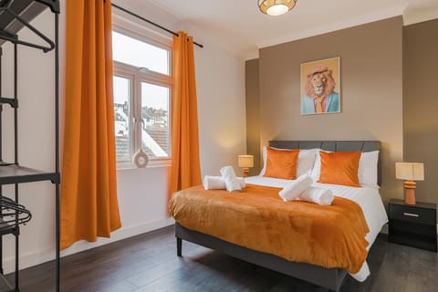 Bed, Photo of the whole room, Bedroom, towels