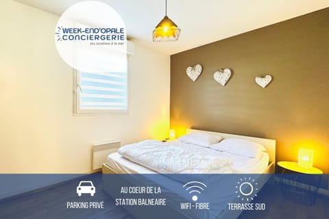 Bed, Property logo or sign, Photo of the whole room, Bedroom