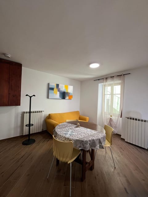 Living room, Dining area, internet