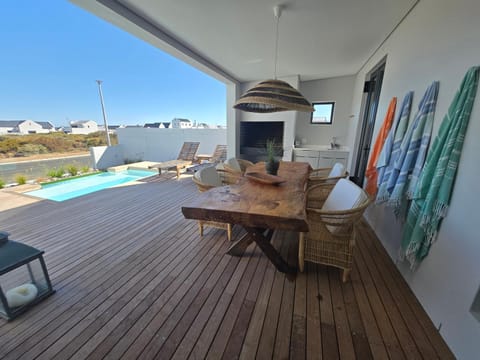 Property building, Patio, BBQ facilities, Dining area, Evening entertainment, Swimming pool, sunbed
