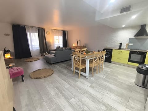 Kitchen or kitchenette, Living room, Seating area, Dining area, oven, pet friendly, stove