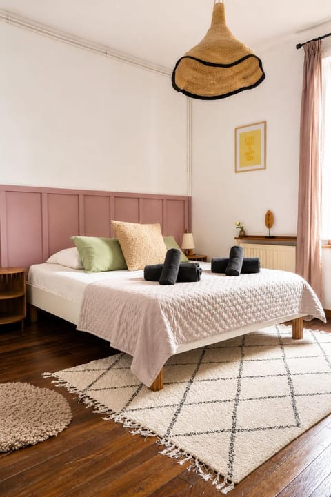 Photo of the whole room, Bedroom, storage, towels, wardrobe