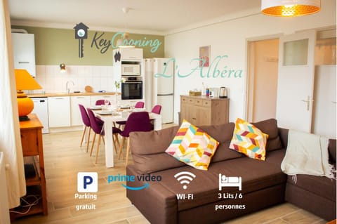 Kitchen or kitchenette, Living room, Seating area, Dining area, oven