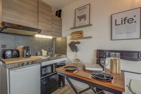 Slow Chalet des Bois 7 min walk from slopes Nordic Alpine Mountain view Apartment in Manigod