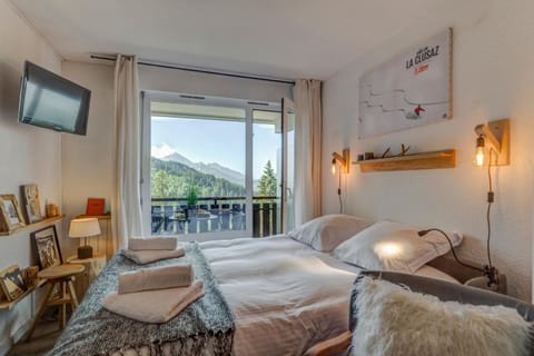 Slow Chalet des Bois 7 min walk from slopes Nordic Alpine Mountain view Apartment in Manigod