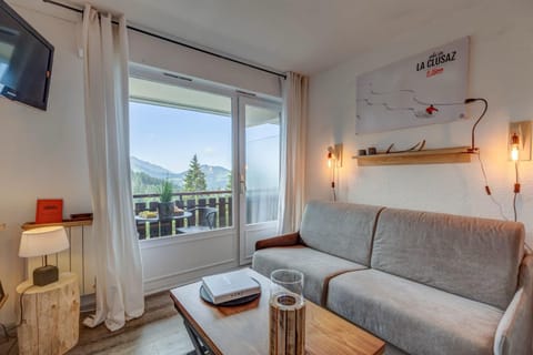 Slow Chalet des Bois 7 min walk from slopes Nordic Alpine Mountain view Apartment in Manigod