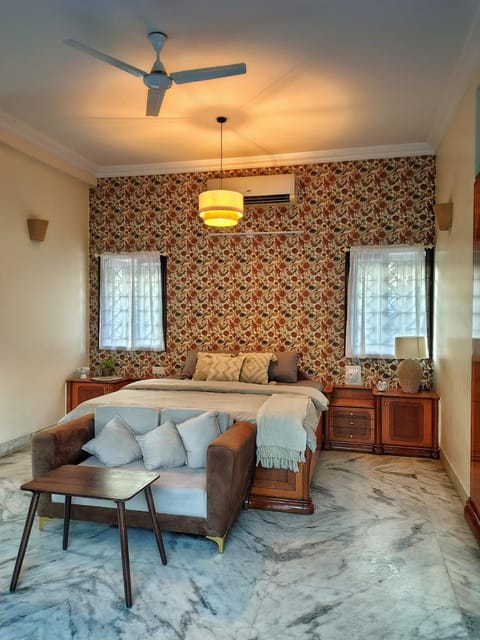 Bed, Photo of the whole room, Seating area, Bedroom