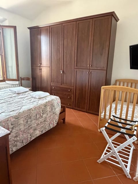 Bed, TV and multimedia, Photo of the whole room, Bedroom, wardrobe