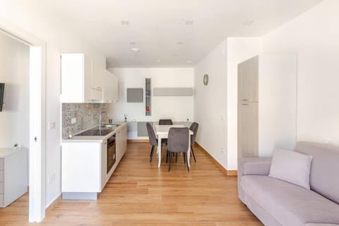 Kitchen or kitchenette, Living room, Seating area, kitchen