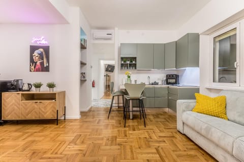 Kitchen or kitchenette, Living room, Seating area, Dining area, oven, pet friendly, stove