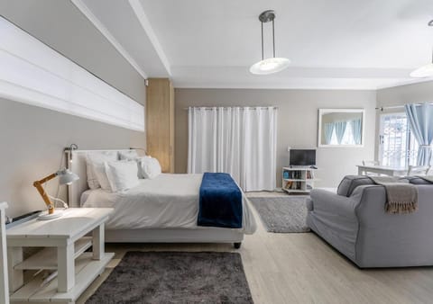 Bed, TV and multimedia, Living room, Seating area, Bedroom