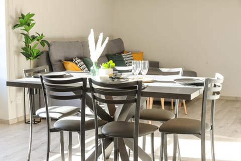 Living room, Seating area, Dining area